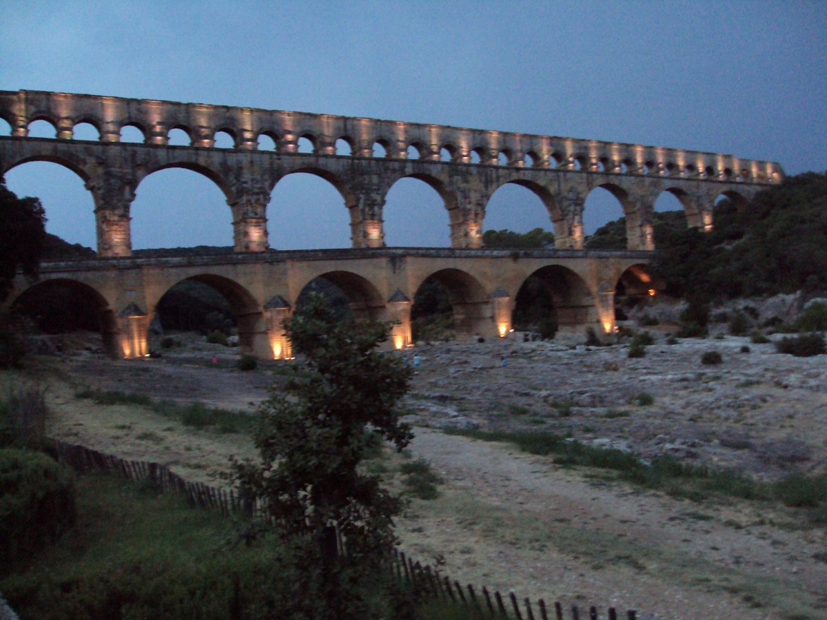Soire: les vignerons sur le pont du Gard