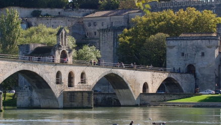 SUR le PONT d' AVIGNON, on y DANSE ...
