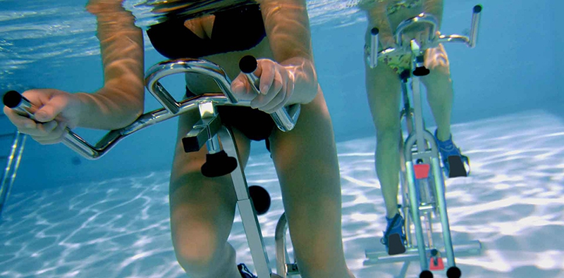 Nager ou pédaler, une soirée piscine