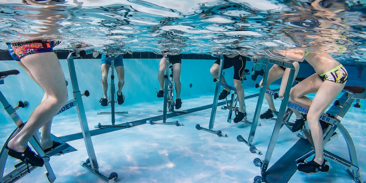 Nager ou pédaler, une soirée piscine