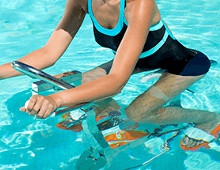 Nager ou pédaler, une soirée piscine