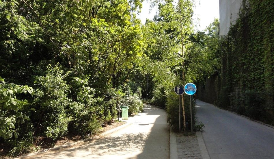 ,  Promenade plantée et fleurie  au dessus de Paris . La coulée verte .