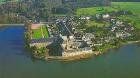 Balade découverte de Paimpont, son étang, l'abbaye, la maison de la mère de Charles De Gaulle, le porche, promenade en calèche.