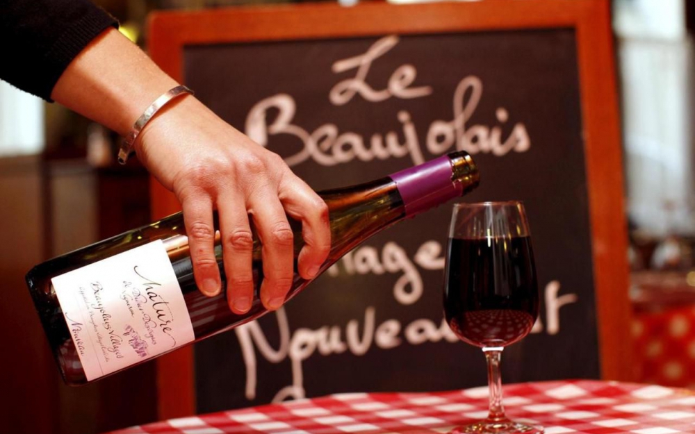 BOIRE UN P'TIT COUP de BEAUJOLAIS .....!