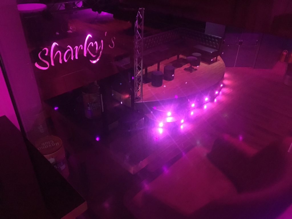 Boire un verre au bar Sharky's