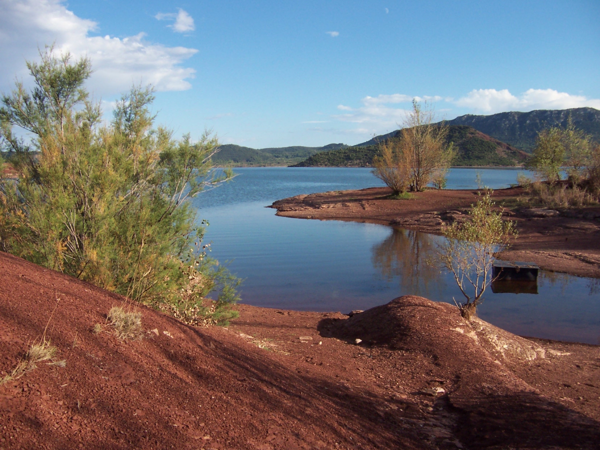 NÎMES  INTER ANTENNE  Le Lac du Salagou SANS EFFORTS