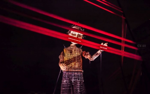 AT231 : Mo le ruban rouge /Homme Debout