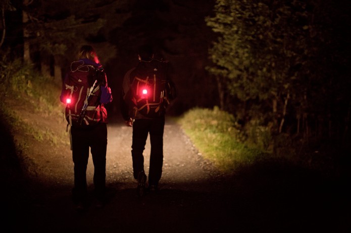Rando pédestre nocturne en forêt
