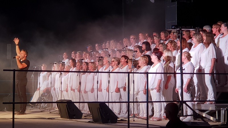 Pistou Avec le concert de Spectacul'art avec 100 choristes sur scène.