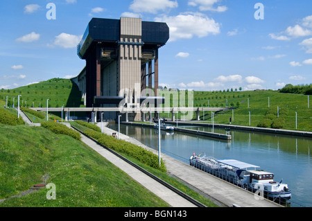 Croisière sur le canal du centre, site de l'ascenseur funiculaire de Strepy Thieu