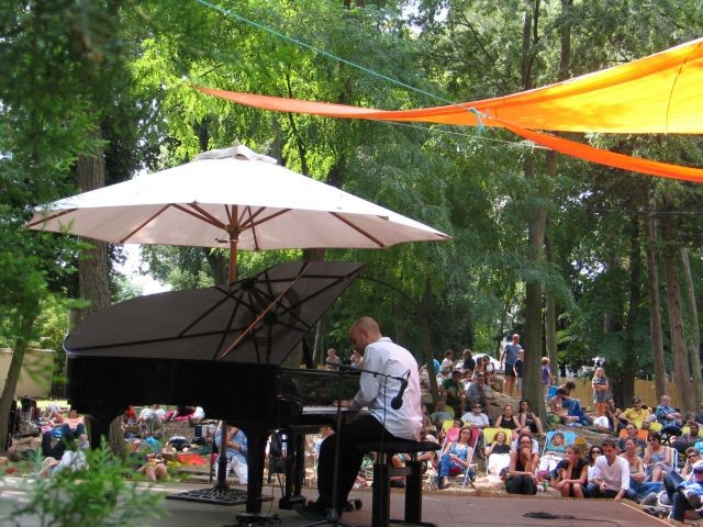 Un PIANO sous les arbres ANNULÉ.... REMPLACÉ PAR AM JEU € LA MAISON