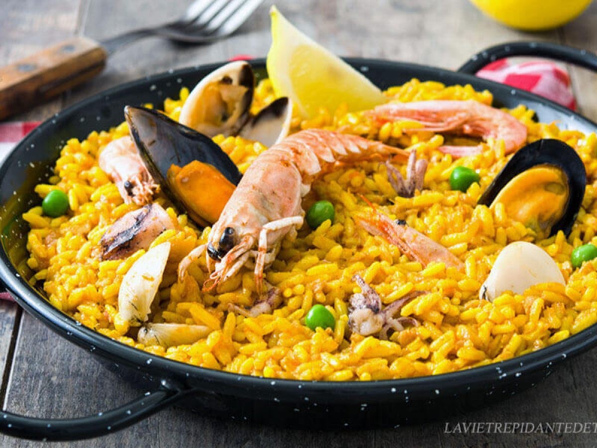 Auberge espagnole autour d'une paella cuisinée par Téo