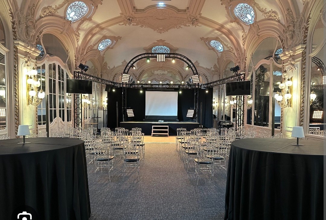 Dner/spectacle dans les salons Degermann