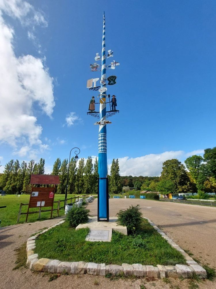 Remplacement de l'arbre de mai à Samoreau le samedi 11 mai