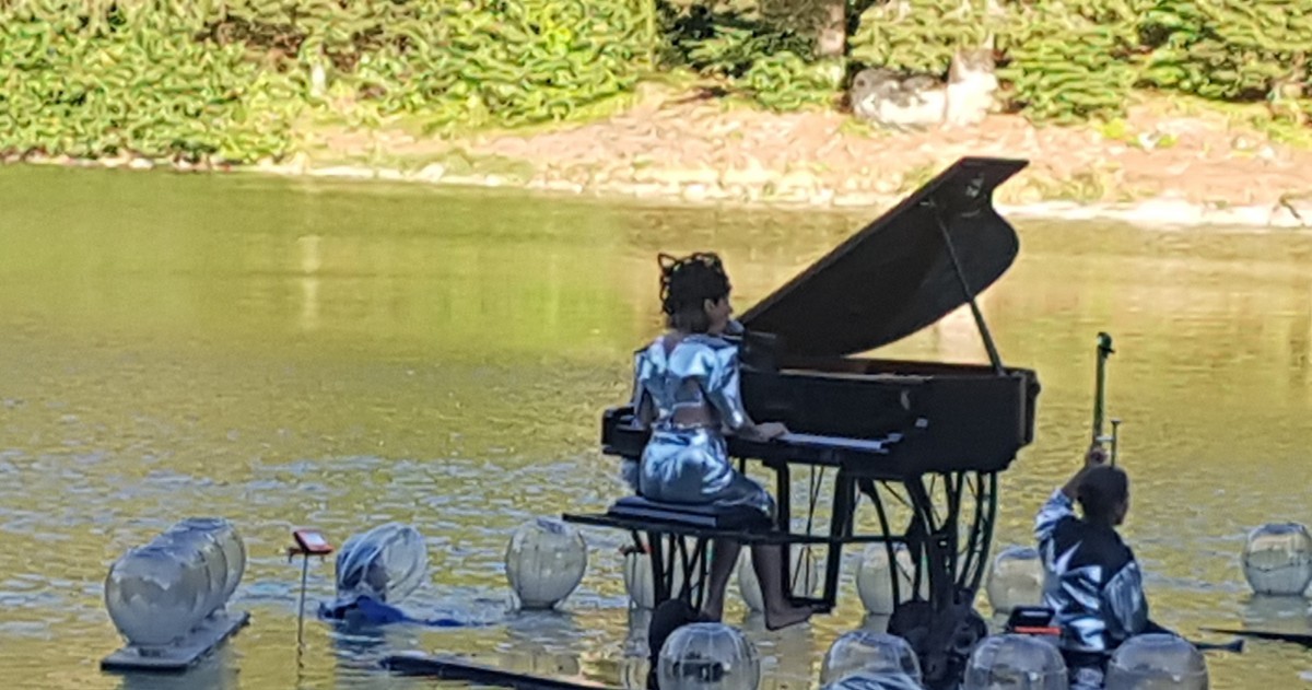 SPECTACLE PIANO SUR L EAU