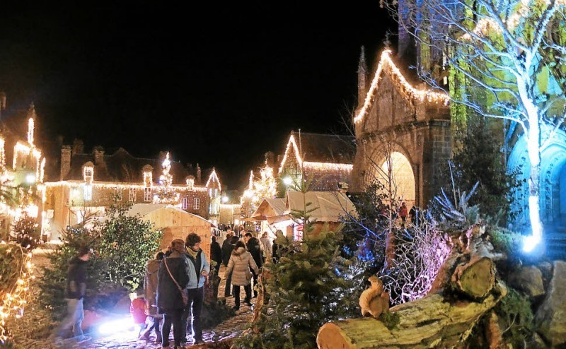 Illuminations de Locronan et marché de Noël