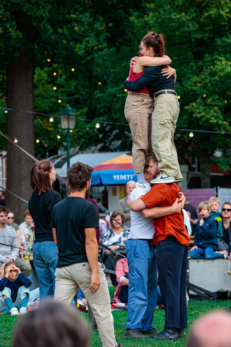 Spring : Hugs et Hanshakes