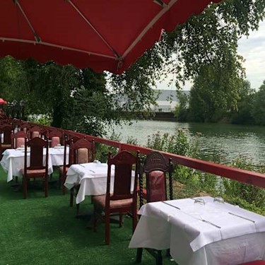 Déjeuner dans un restaurant indien au bord de l'oise