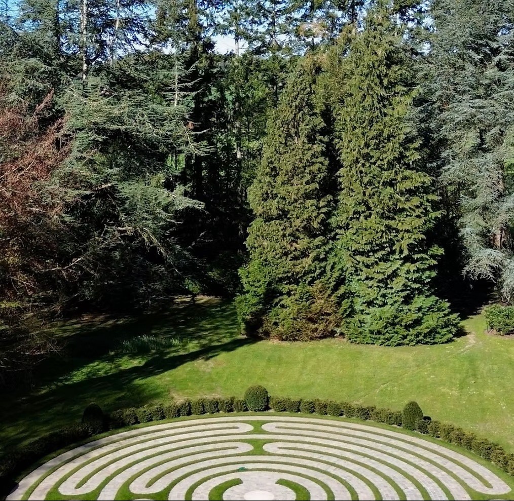 Labyrinthe, jardins et Château de Boutemont