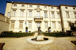 Autour du Châle : Musée du Vieux Nîmes