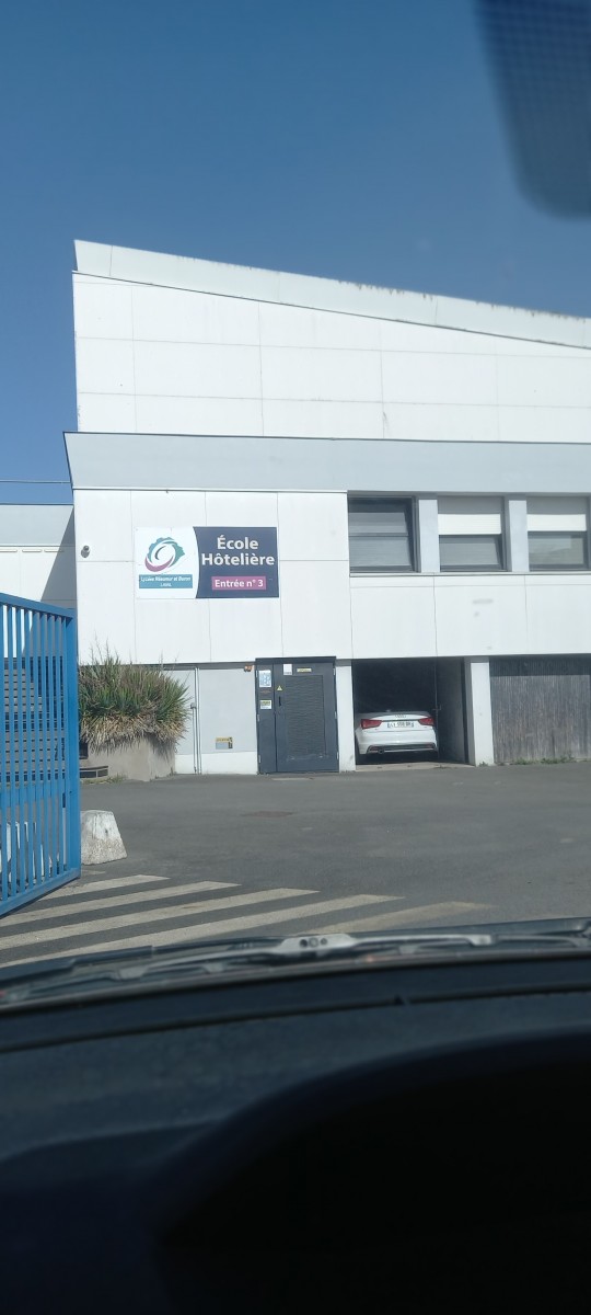 Restau CMA midi (au dessous de BURON)